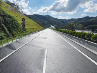 预计年底通车！百色巴马机场高速公路主线沥青已铺完
